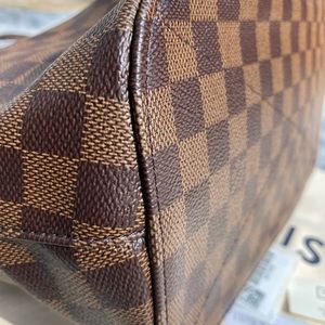 Women’s authentic Louis Vuitton Siena MM bag purse. Very slightly used!!